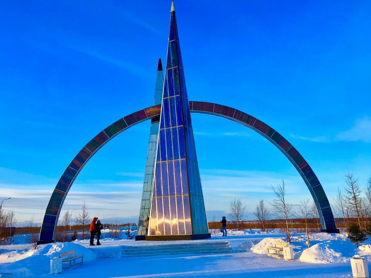 Город салехард расположен в природной. Монумент Полярный круг Салехард. Салехард памятник Полярному кругу.