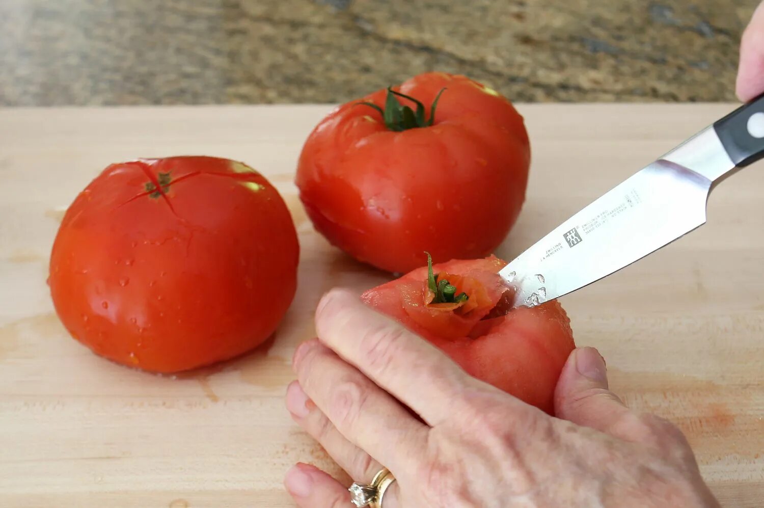 Кожура томатов. Очищенные помидоры. Хвостик от помидора. Снятие кожуры с помидоров. Как очистить помидоры.