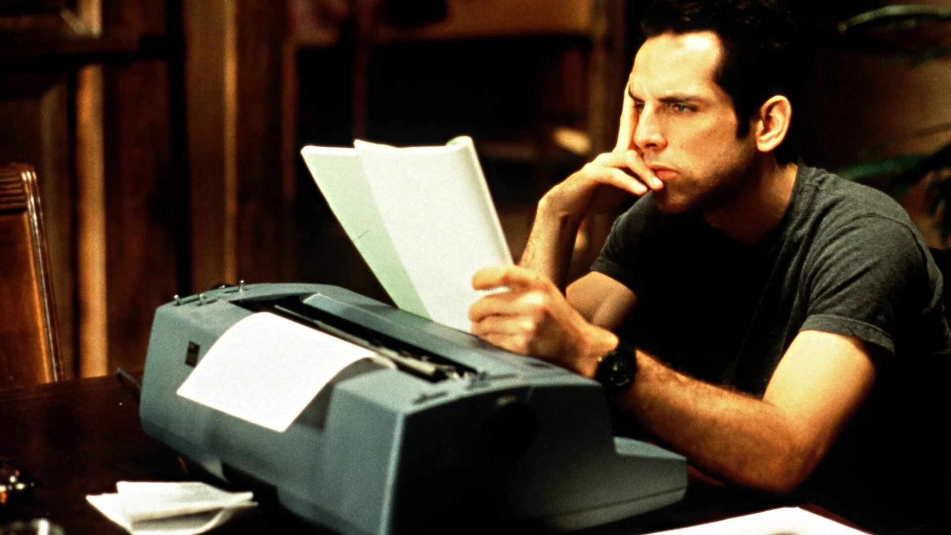 Начинающий сценарист. Сценарист. Начинающий сценарист. Мужчина писает. Копирайтер писатель.