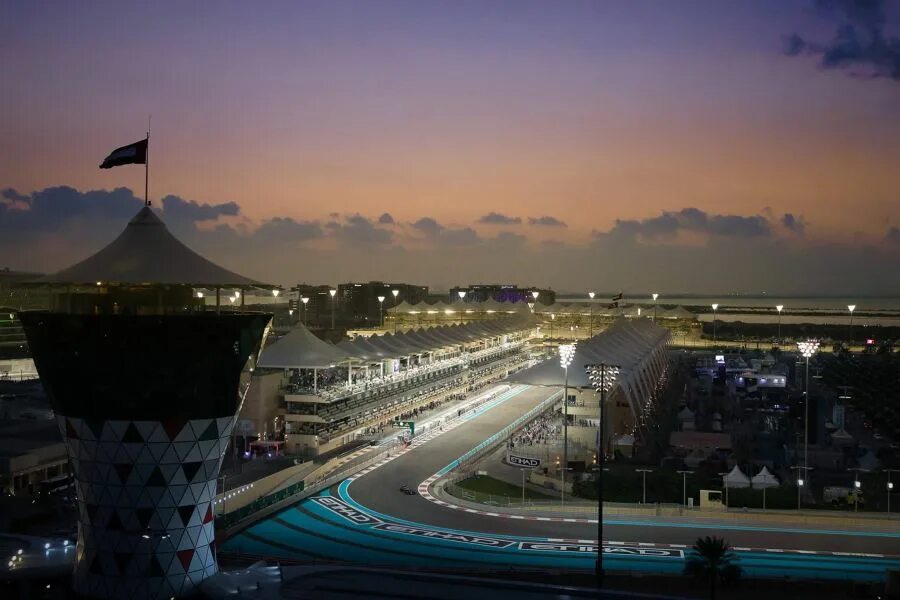 Yas Marina Abu Dhabi. Абу Даби ночью. Yas Marina circuit.