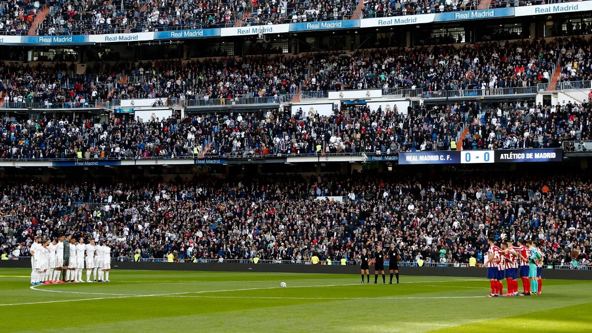 Матч франция минута молчания. Минута молчания футбол. Минута молчания на стадионе Ювентуса. Разминка Реал Мадрида перед матчем на стадионе. Минута молчания перед матчем.