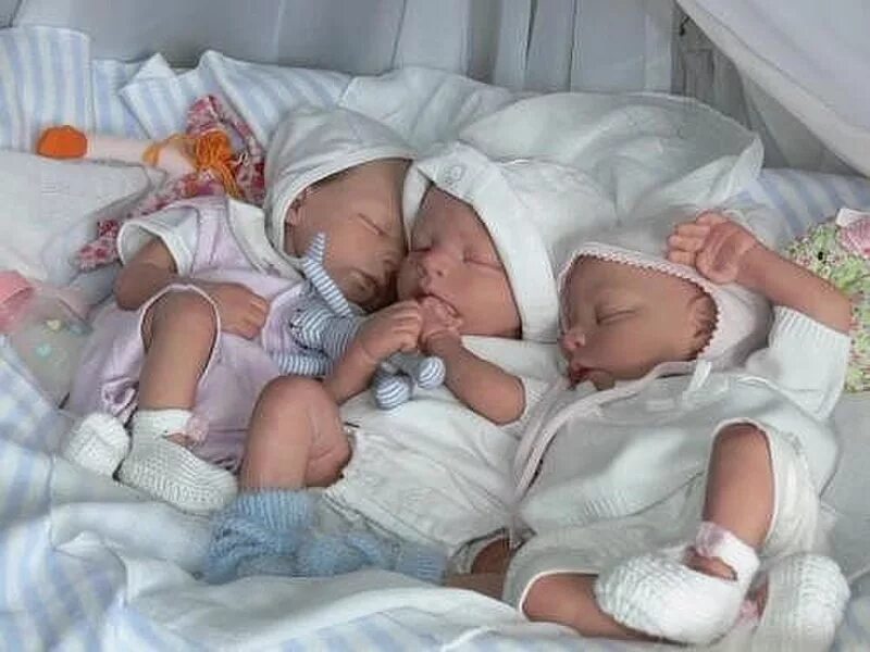 Рожденные вместе. Тройняшки младенцы. С рождением тройняшек. Поздравляю с тройней.