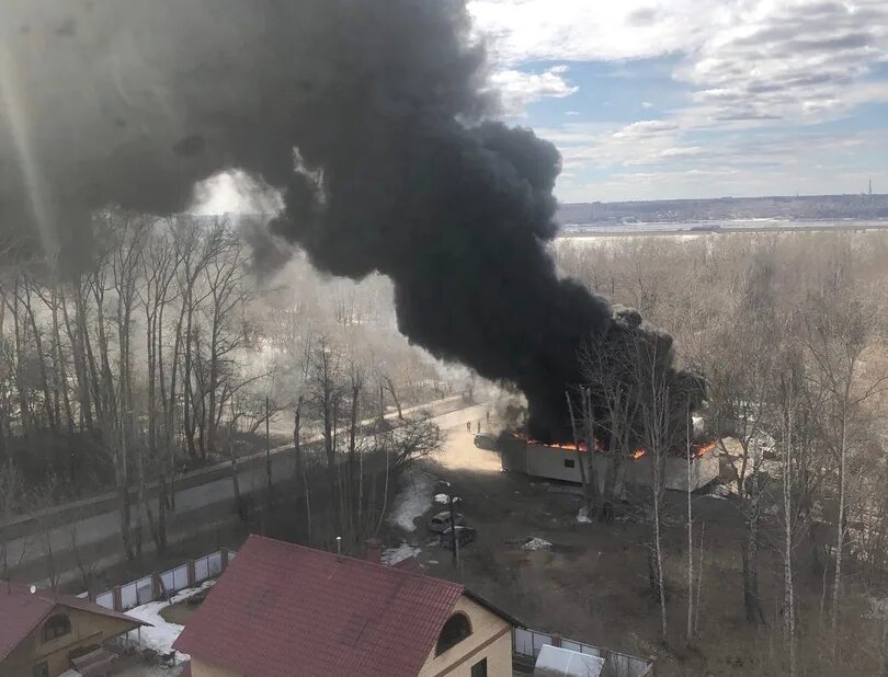 Пермь 15 апреля. Пожары. Пожар в здании. Пожар улица Менжинского. Пожар в Перми.