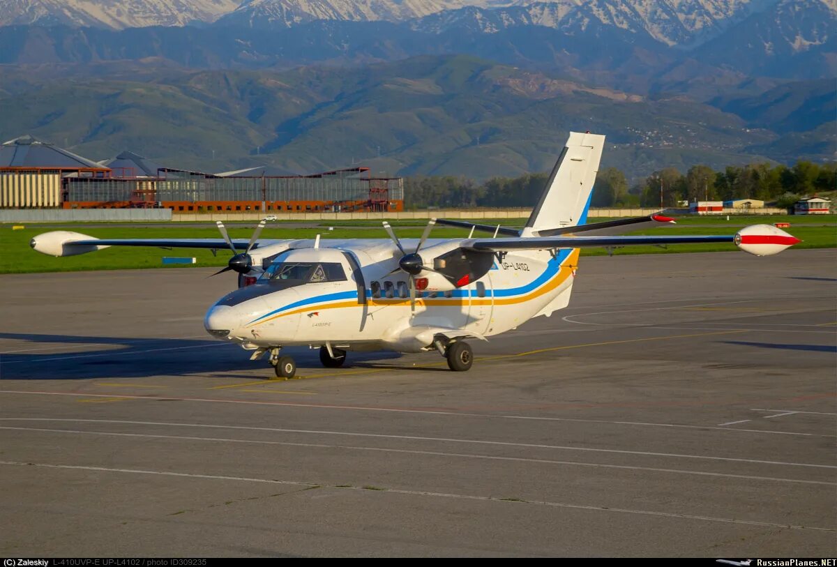 Let l-410 Turbolet. Zhetysu l-410. Up-l4111. Аэропорт Джезказган.