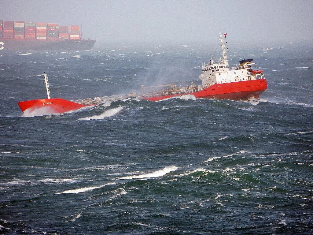 Судно видео. Танкер Россини. Башир Сафароглу танкер. Грузовое судно в шторм. Танкер в шторм.