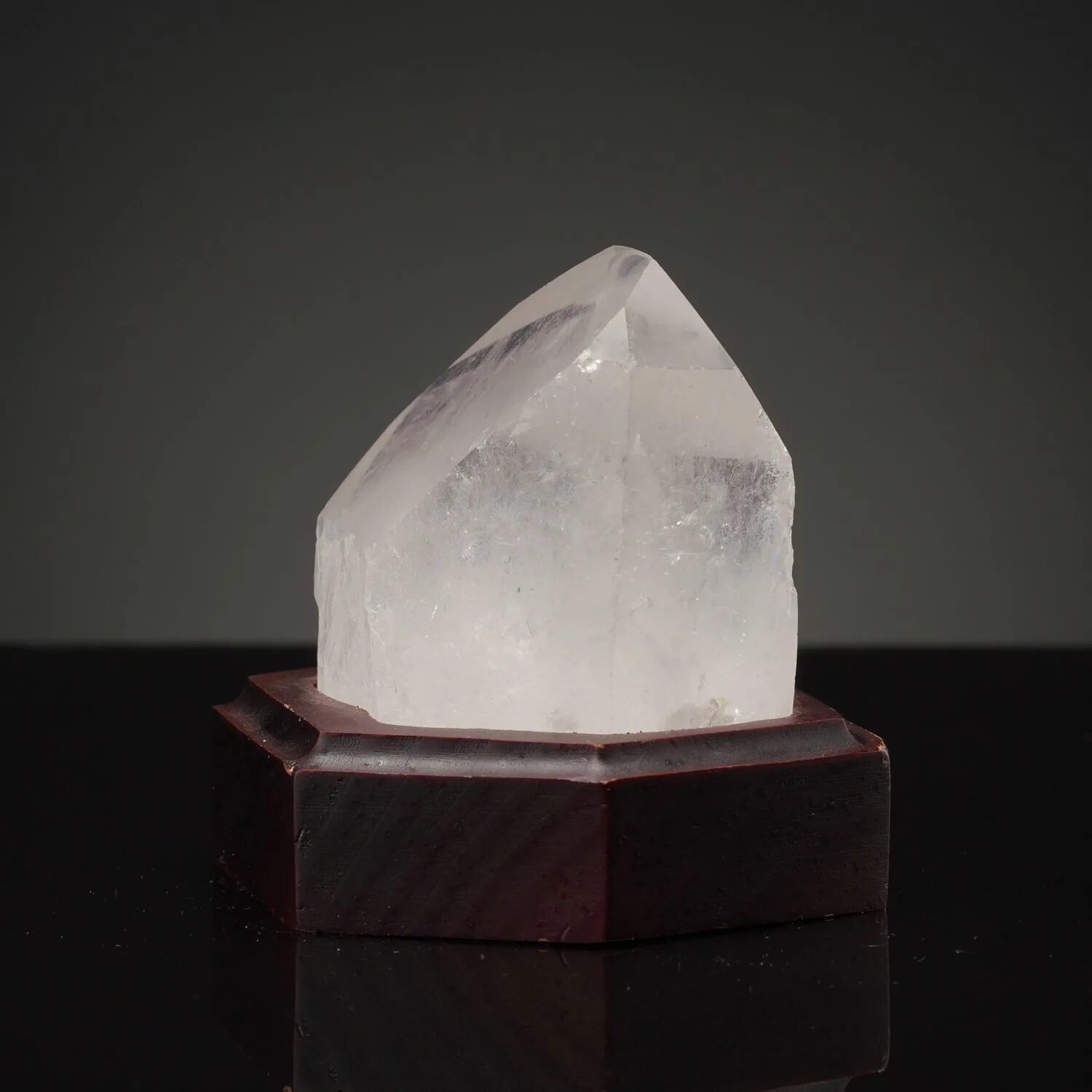 Кристалл молчать. Эксайдр кристал. Монокристалл кварца. Кристаллы алюмокалиевых квасцов. Горный хрусталь кристалл.