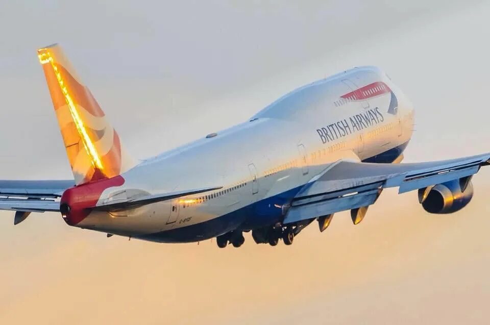 Jumbo jet. Самолеты джамбо Джет сбоку. G-BDXH. Джамбо Джета в Домодедово.