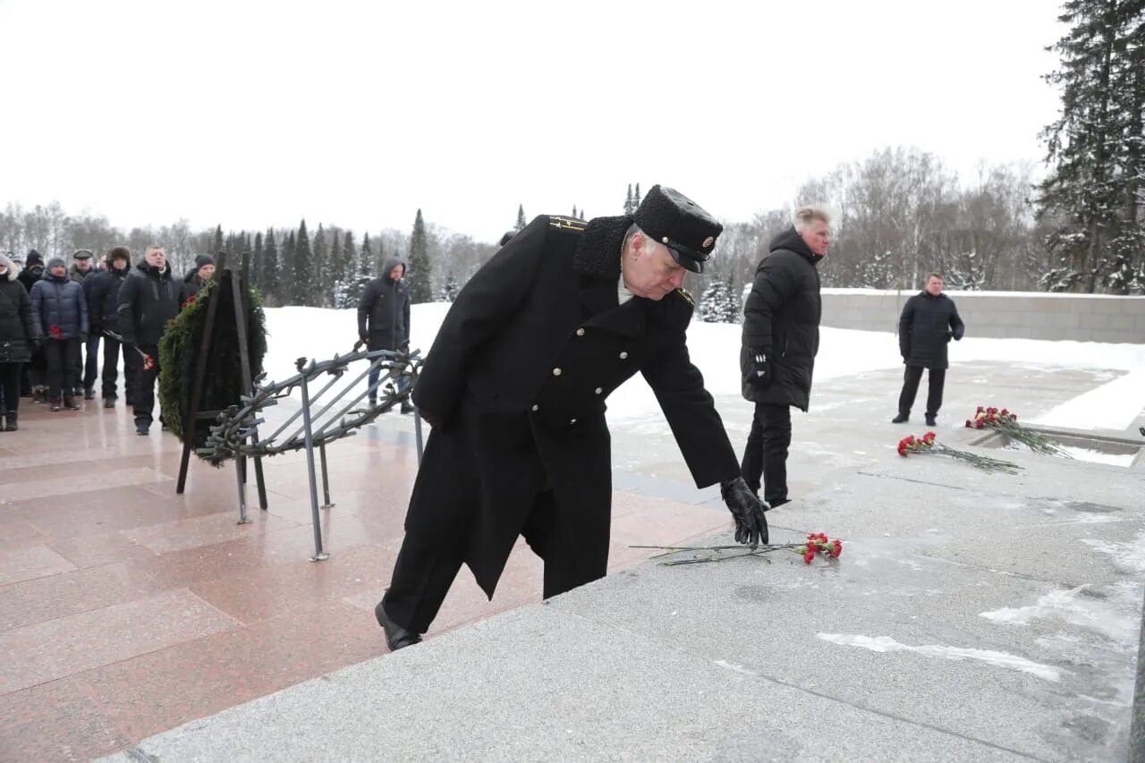 Город московский дрон. Бенуа, санкт-петербург, пискарёвский проспект. Площадь мужества. Пискаревский мемориал вечный огонь. Дрон на пискаревском спб.