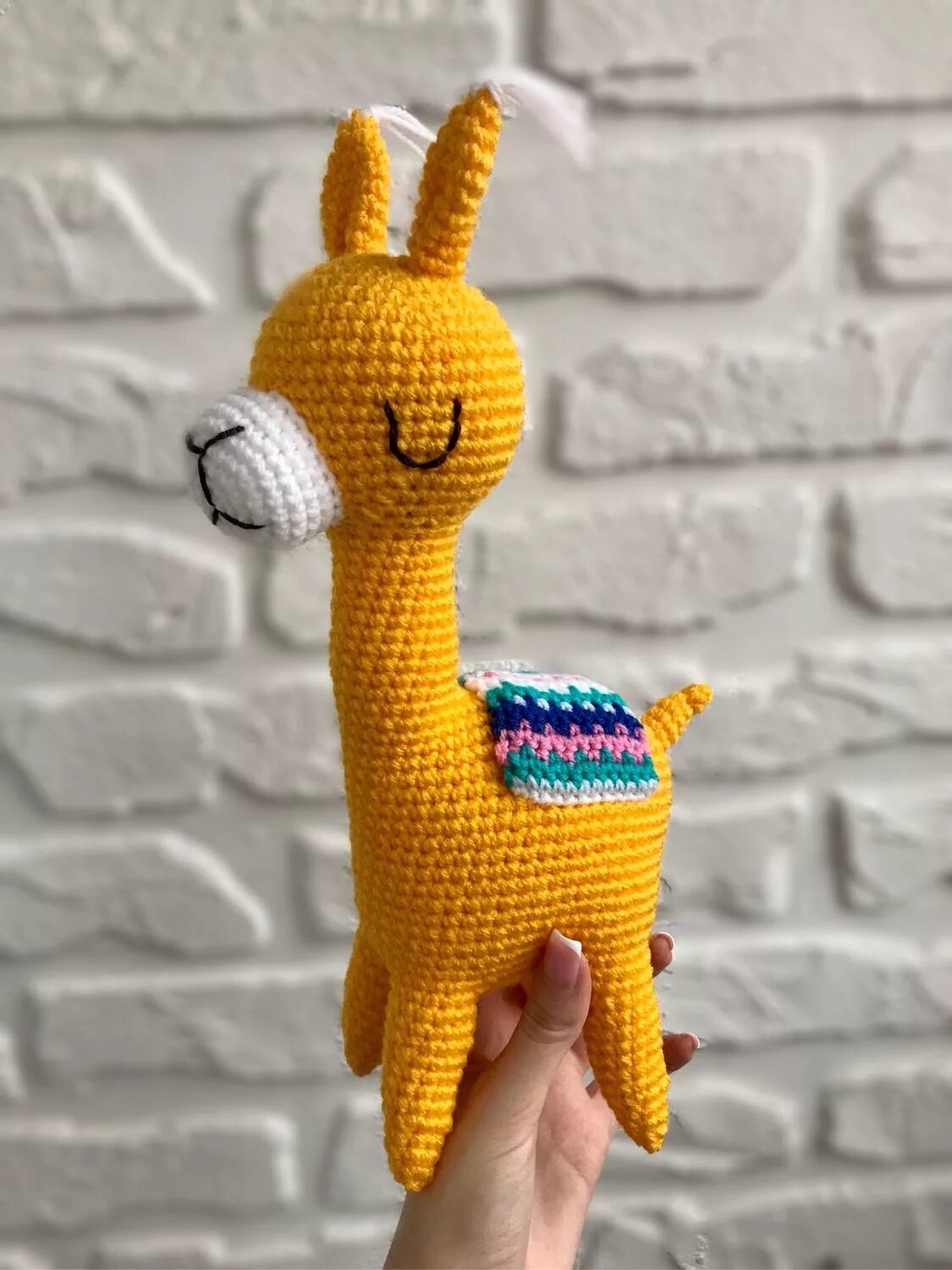 Поделки из альпаки. Деревянный значок альпаки. Мастеров альпака. Лама амигуруми крючком. Вязаные игрушки лама.