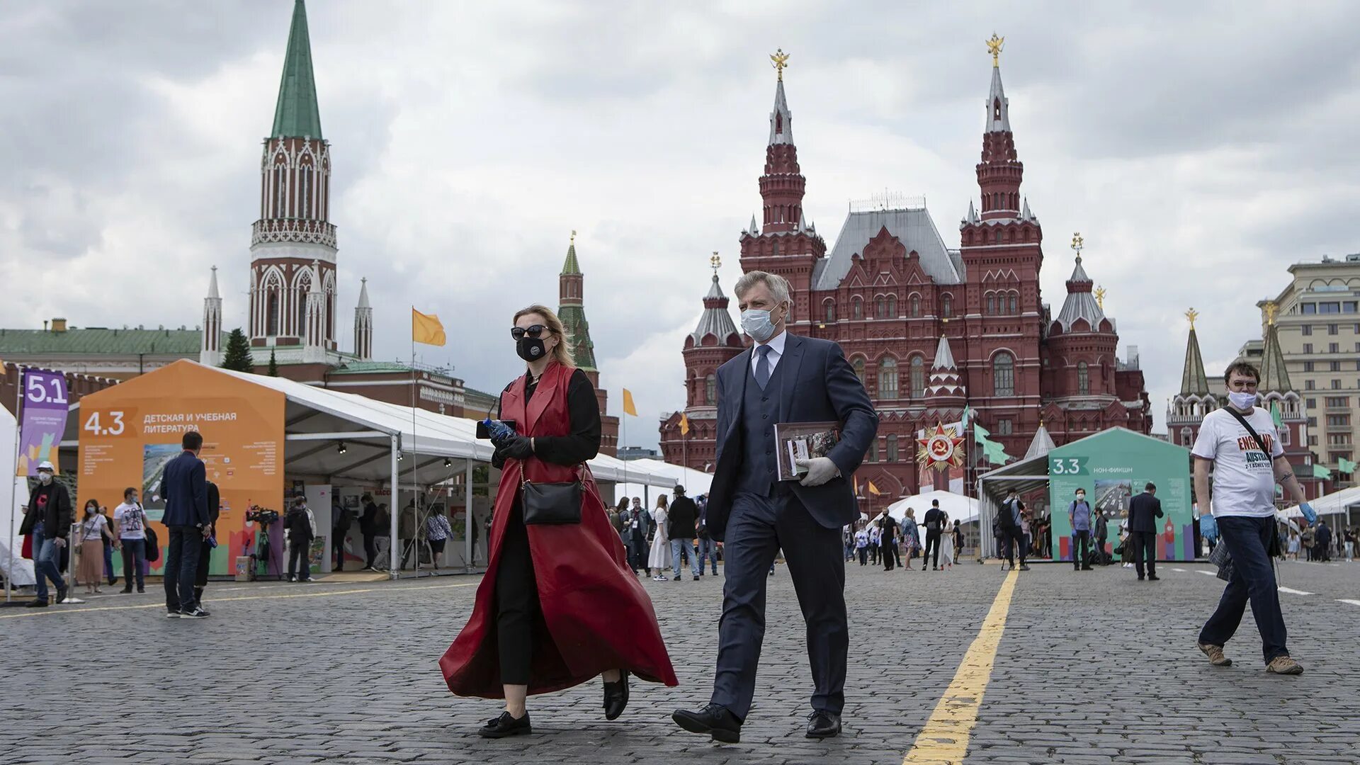 Люди на красной площади. Москва люди. Москва красная площадь люди. Красная площадь праздник. Почему нельзя на красной площади