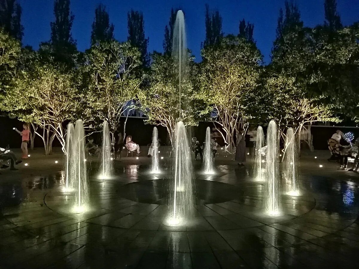 Город краснодар 2017. В данный момент в краснодаре. Ночной краснодар с высоты. Парк голицыно краснодар. Парк голицына в краснодаре зимой.