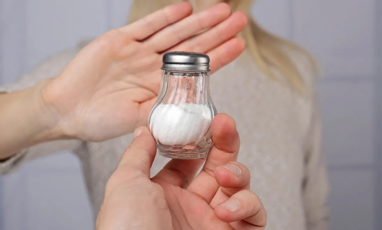 ограничить потребление поваренной соли.