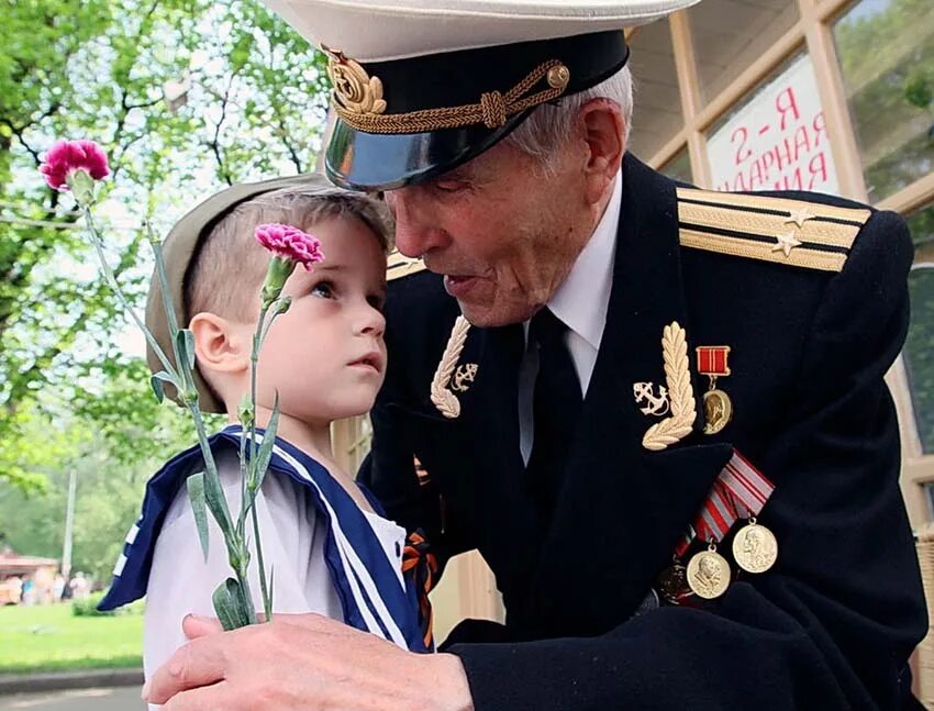 9 мая я с мамой и папой. Ветераны и дети. День Победы ветераны и дети. Ветеран с внуком. Дедушка ветеран.
