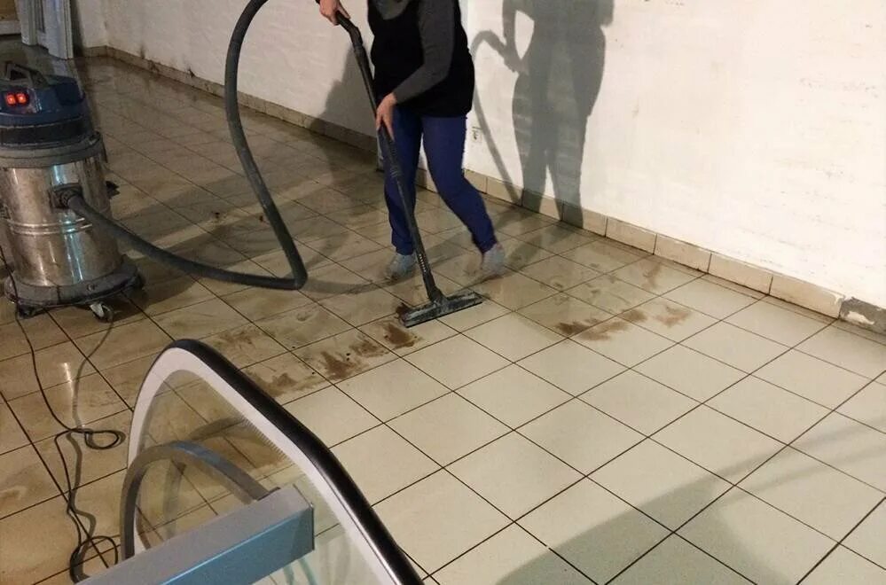 Плитка на автомойке. Bd 43/25 c bp поломоечная машина. Моечный пол. Моющие машины для производства. Керхер br30/4.