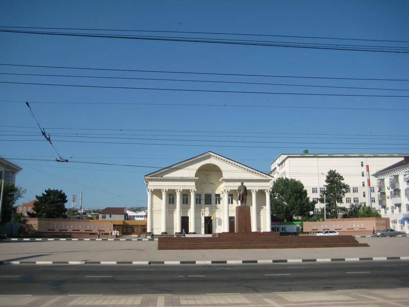 Бюджетные учреждения новороссийска. Городской дворец культуры Новороссийск. МБУ ГДК Новороссийск. ДК Украина Новороссийск. Гортеатр Новороссийск.