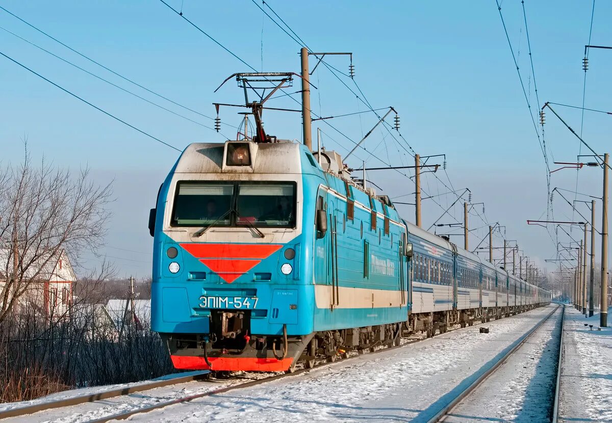 Электровозы пассажирских поездов. Пассажирский Локомотив эп1. Электровоз эп1м. Пассажирский электровоз эп1м. Эп1м с пассажирским поездом.