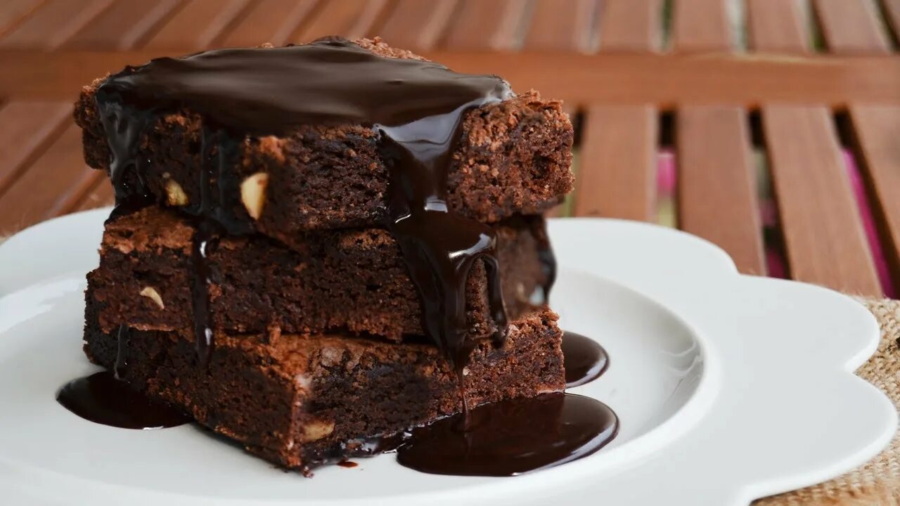 Как приготовить брауни в домашних. Шоколадный кекс Browni. Chewy Brownies Брауни. Брауни с грецкими орехами. Шоколадно-банановый кекс.