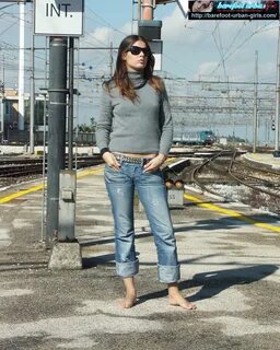 MARY (feet size 39EU/8.5US) barefooting on a rainy afternoon in Bologna (It...