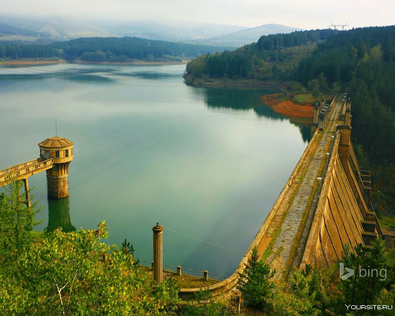 Водохранилище это. Струма Болгария. Водохранилище Варна. Природная плотина. Водохранилища в лесу.