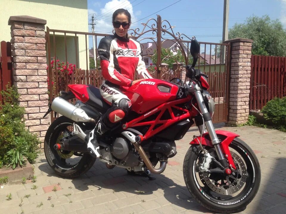 Купить мотоцикл в рязанской. Ducati Monster 696. Ducati Monster 696 посадка. Ducati Monster 696 с водителем. Ducati Monster 696 для девушки.