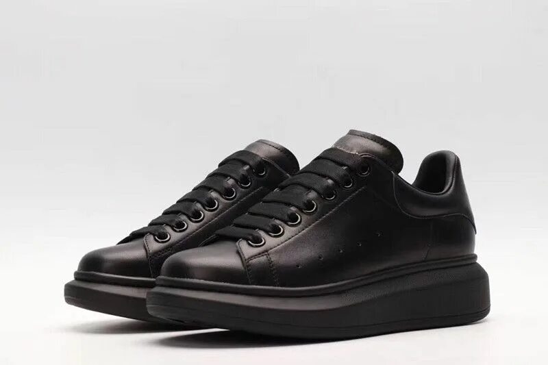 Черные mcqueen. Alexander mcqueen туфли мужские. Alexander mcqueen кроссовки мужские черные. Alexander mcqueen обувь мужская. Alexander mcqueen кеды с оранжевым.