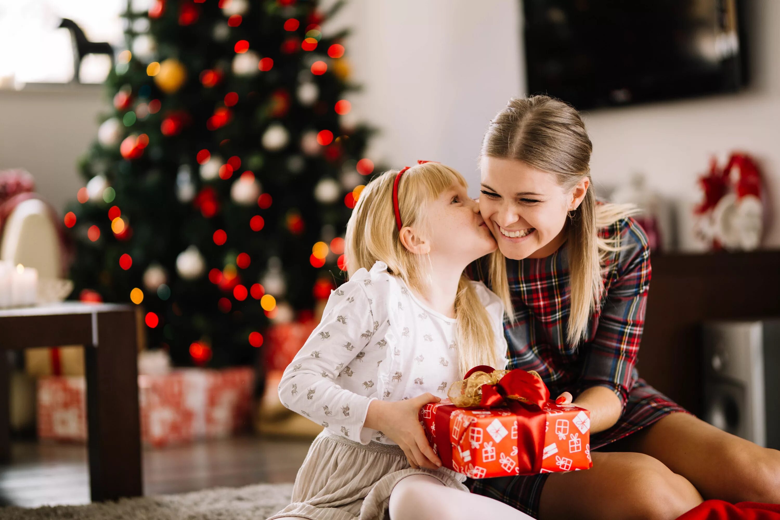 Sister give to me. Подарок маме на новый год. Дарить подарки на новый год. Ребенок дарит подарок. Подарок маме на Рождество.