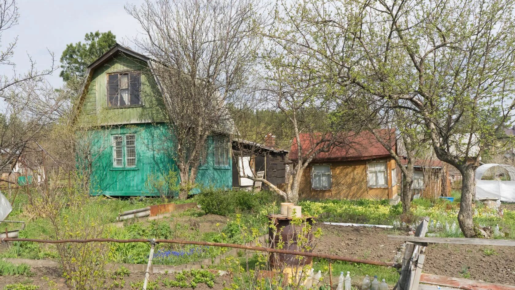 Зарегистрировал на участке старый дом. Старый дачный домик. старые советские дачи. старые дачные участки. советский дачный участок.