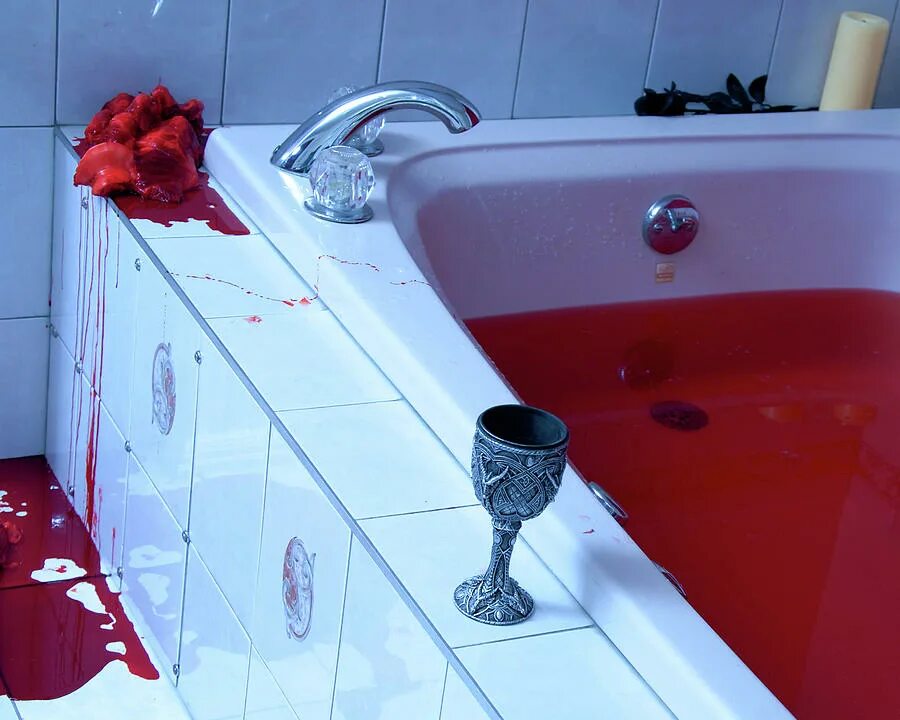 вскрытие ванной. вскрытие ванной. вскрытие ванной. ноги девушки в ванне. вскрытие ванной.