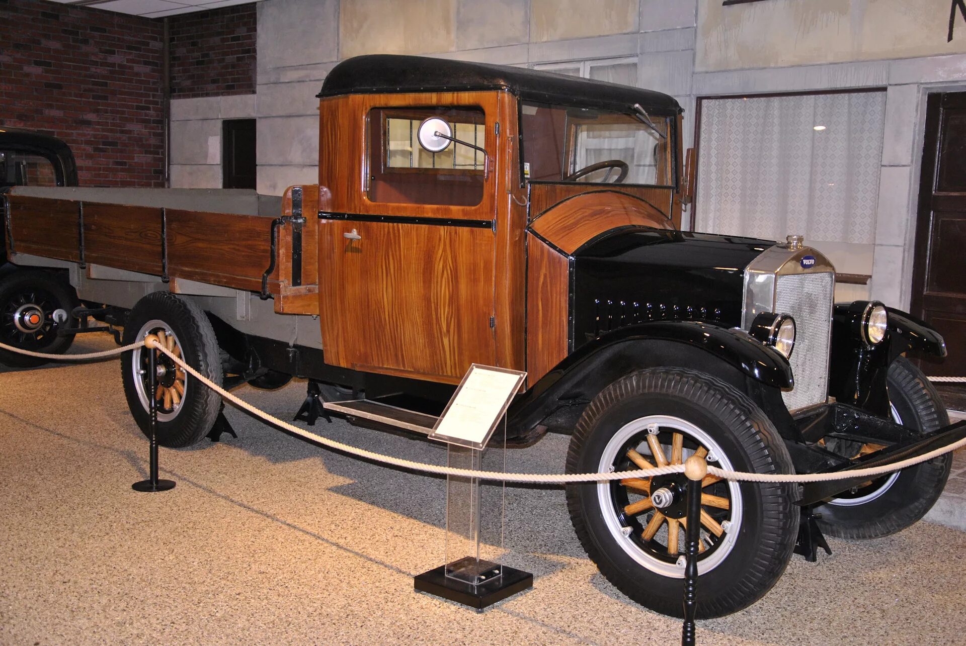 Грузовики 1 8. Первый грузовик Вольво. Volvo Truck 1940. Первый грузовик Вольво с деревянной кабиной лв40. Самый первый грузовик.