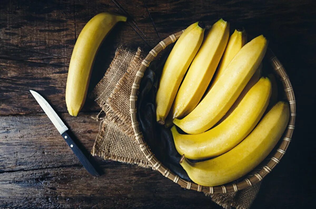 Банан. Что полезного в бананах. Банан на столе. Бананы для организма.