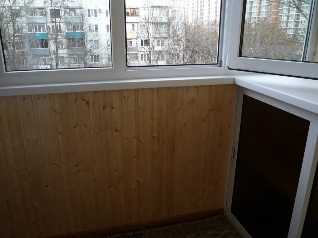 французский балкон по подоконнику с выносом. красивый застекленный балкон. остекление лоджий алюминиевым профилем. застеклить половину балкона. балконов мытищи.