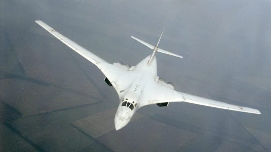 Самолет лебедь скорость. Скорость белый лебедь ту-160 максимальная. Ту-160 сверхзвуковой самолёт. Белый лебедь самолет ту 160. Самолет ту 160 м.