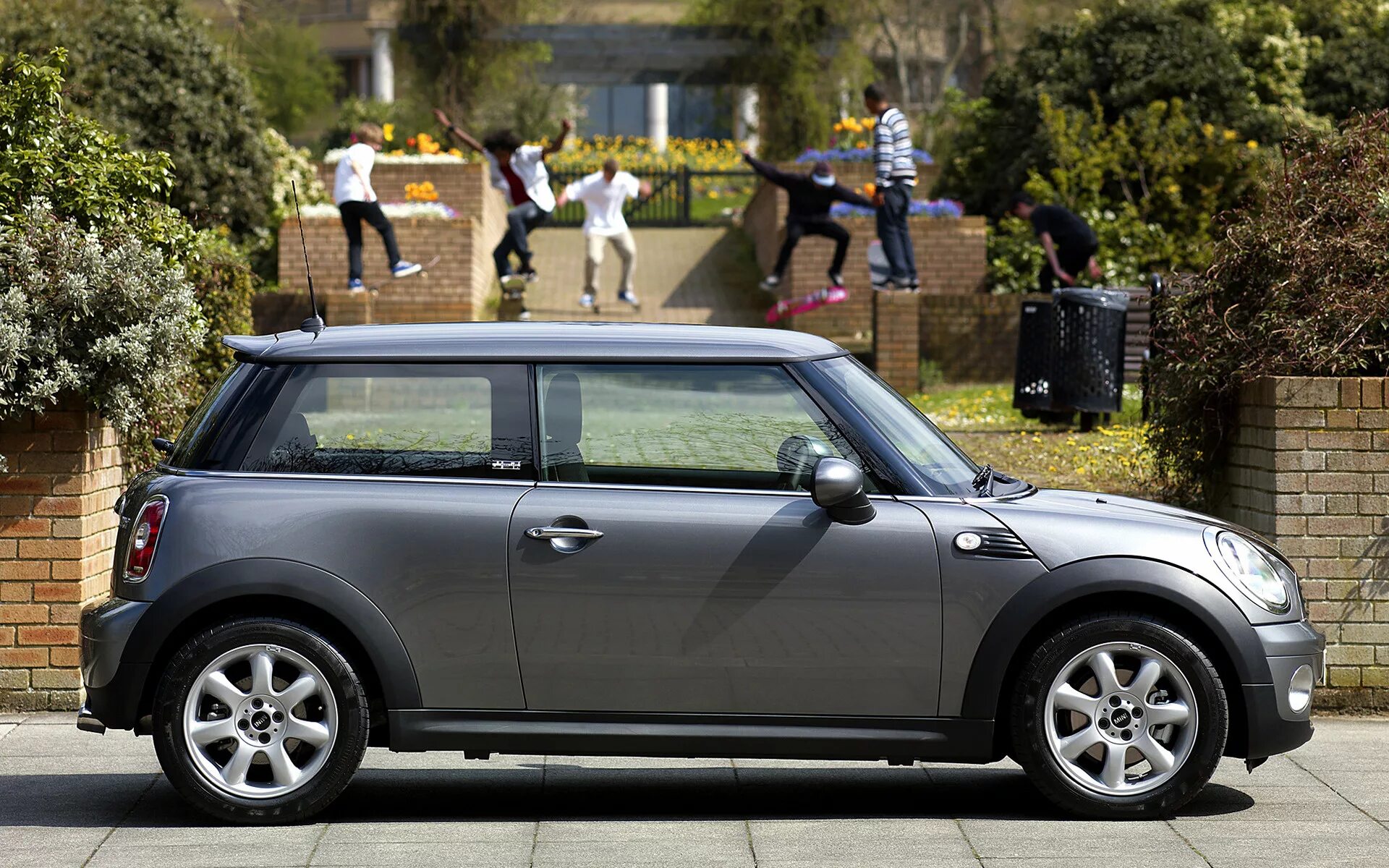 Колесный диск dezent td. Графитовый мини купер 2009. Mini cooper s графитовый. Mini graphite. Mini graphite.