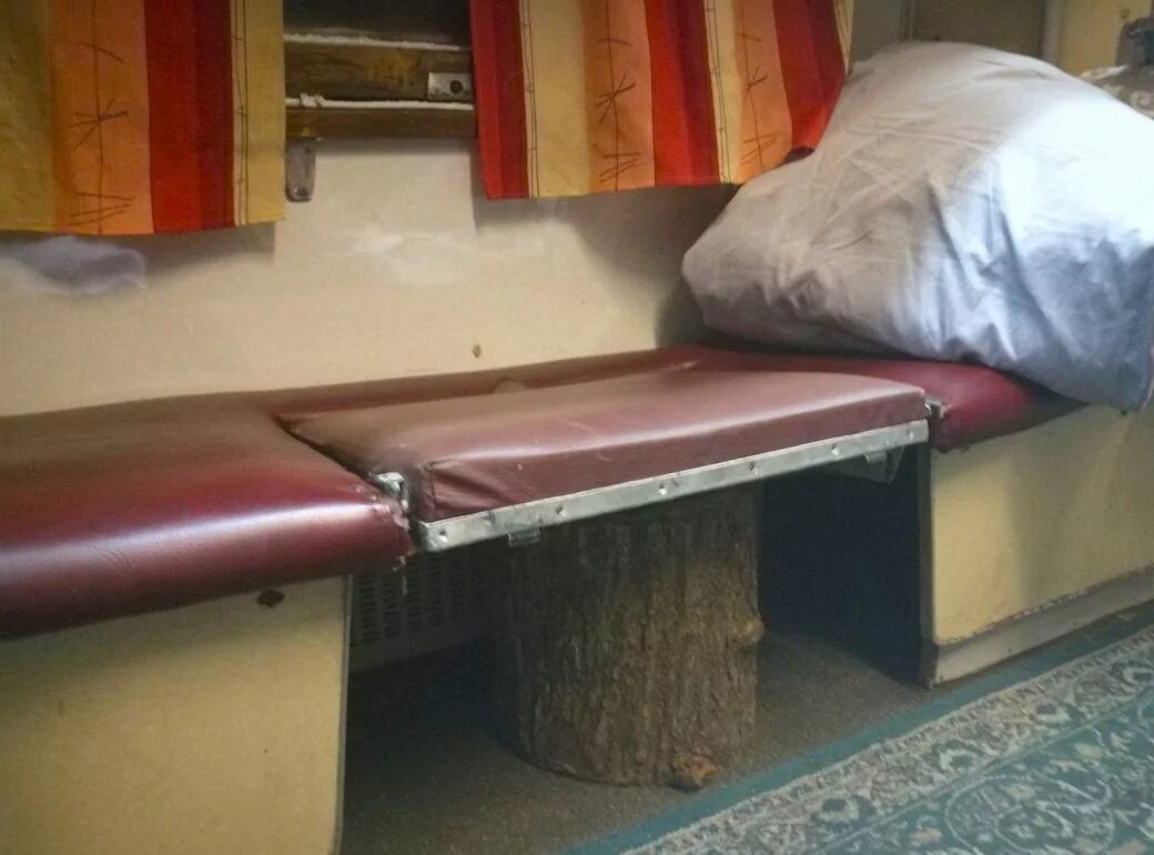 Купе 2т, фпк, верхнее. Боковушка в украине. Как опустить стол в плацкарте. Вагон плацкарт боковая полка. Стол в плацкарте.
