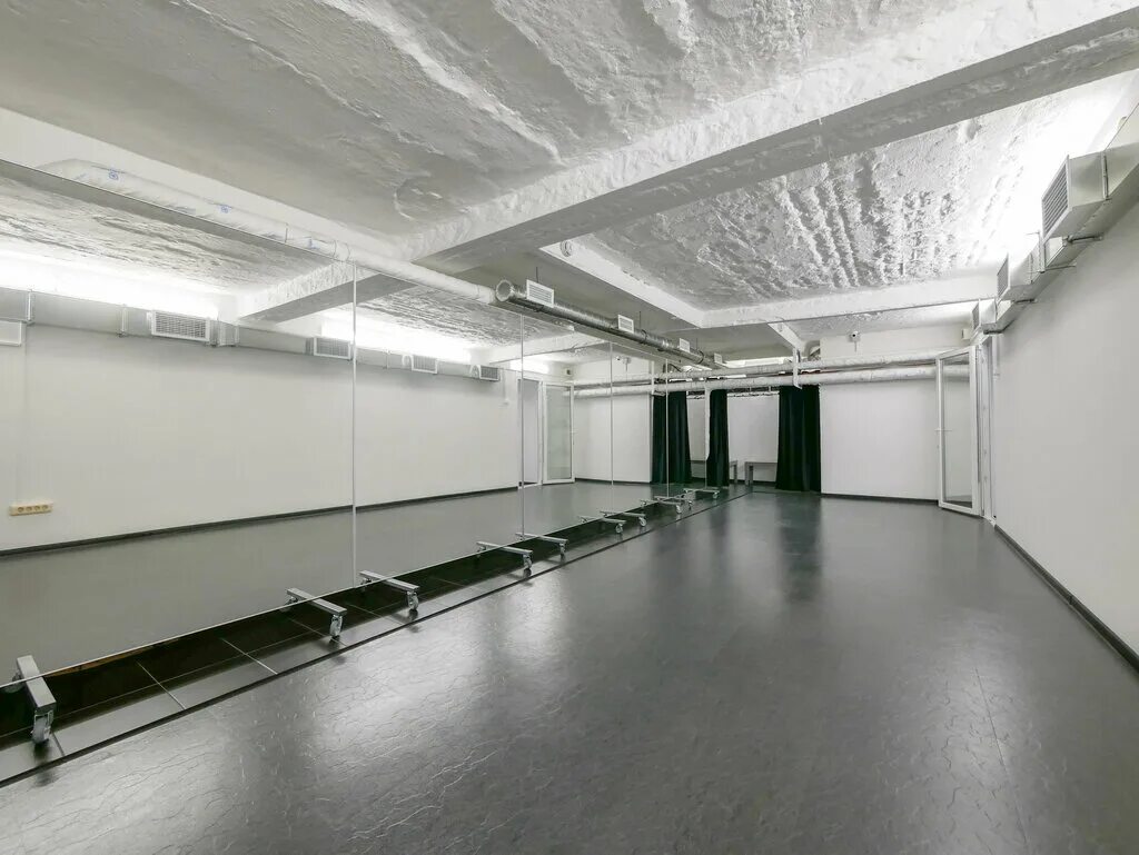 урок танцев в школе. танцевальный зал окна. хореографический зал. студия танца модерн. студия танцев интерьер.