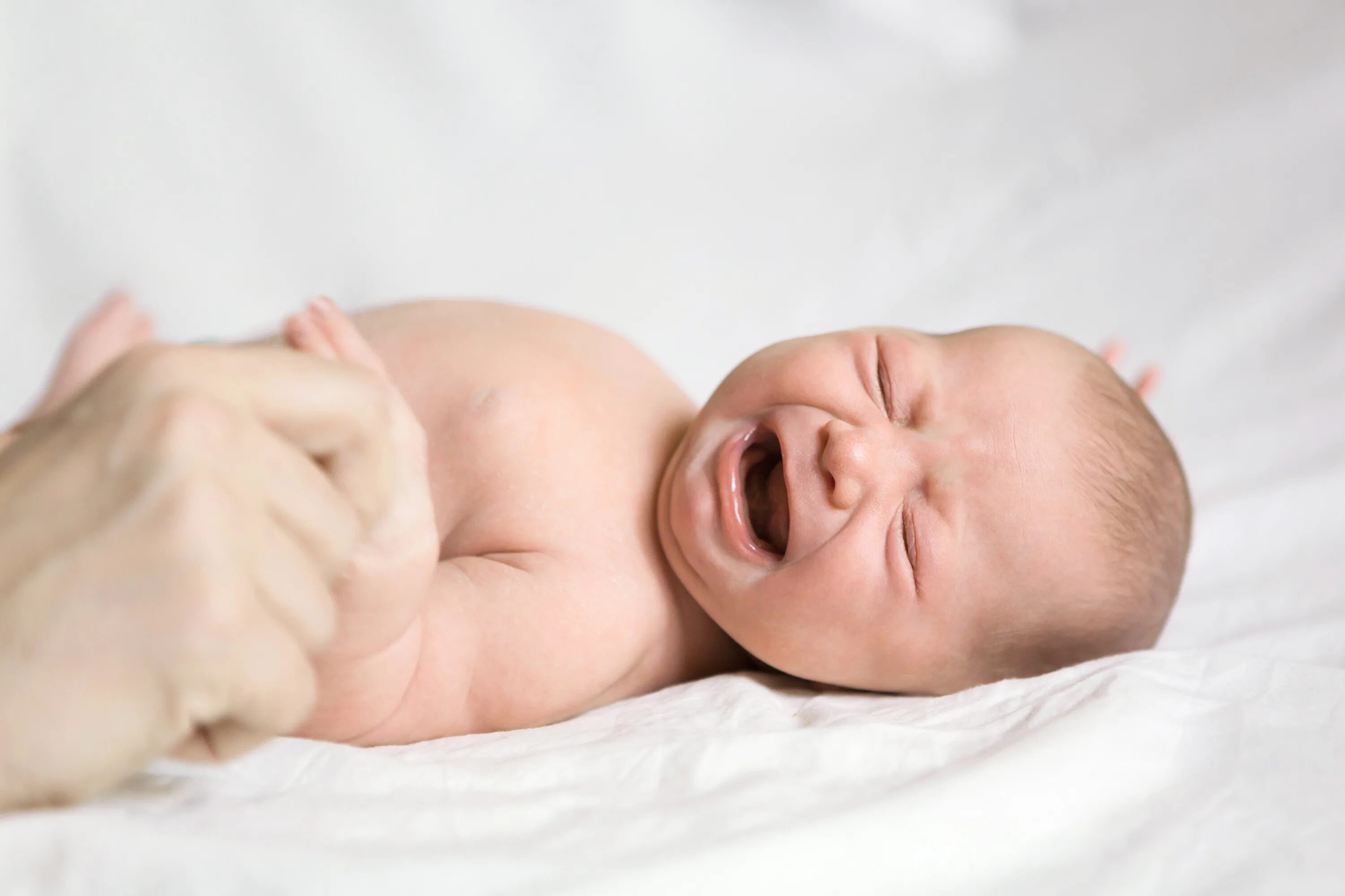 Плачь ребенка при рождении. Новорожденный младенец плачет. Беспокойный грудной ребенок. Фото плачущего младенца. Новорожденный младенец плачет природа.