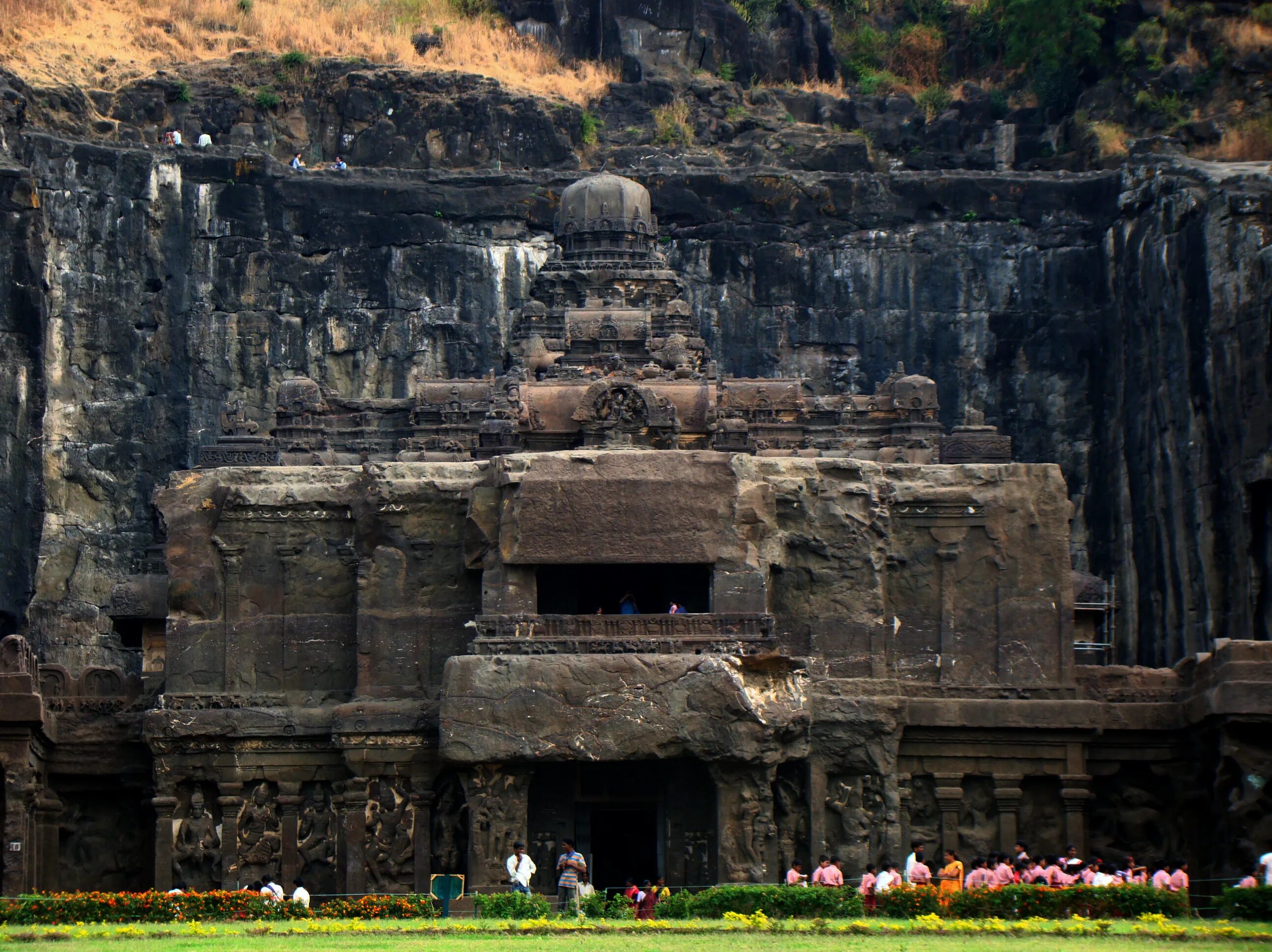 Храм temple. Храм Кайласанатха в Индии. Храм высеченный в скале в Индии. Индуистский храм Эллора. Храм Кайласанатха в Эллоре Индия.