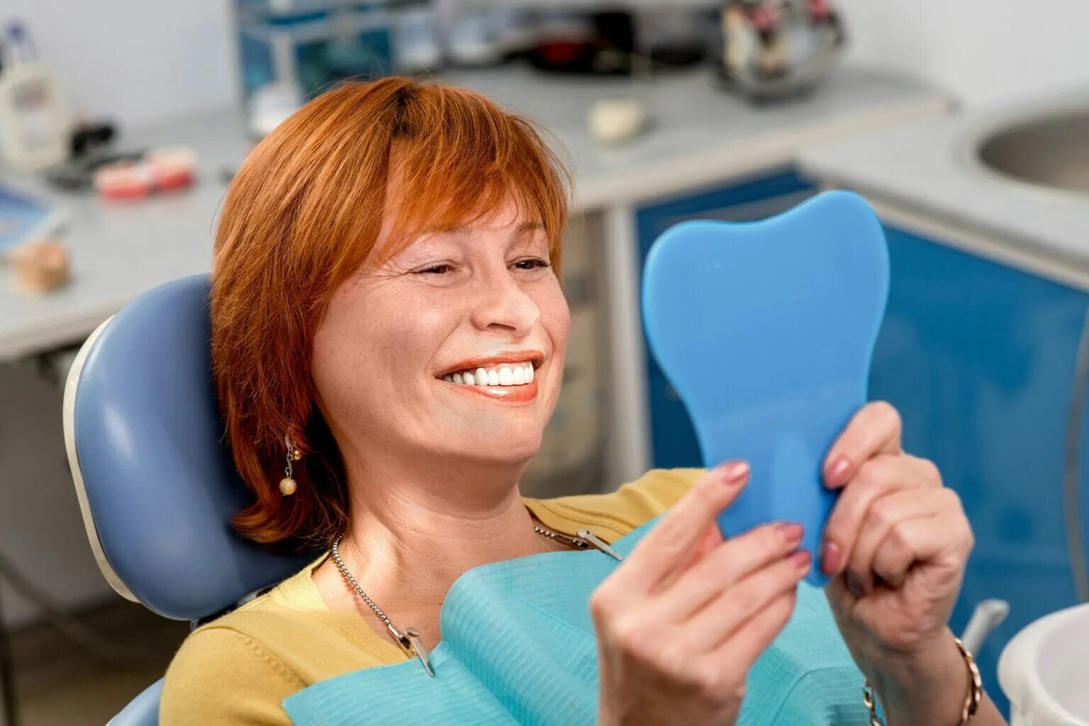 Врач занимающийся протезированием зубов. Стоматолог женщина. Сайт стоматологии. Стоматология зубы женщина. Женщина улыбка стоматология.