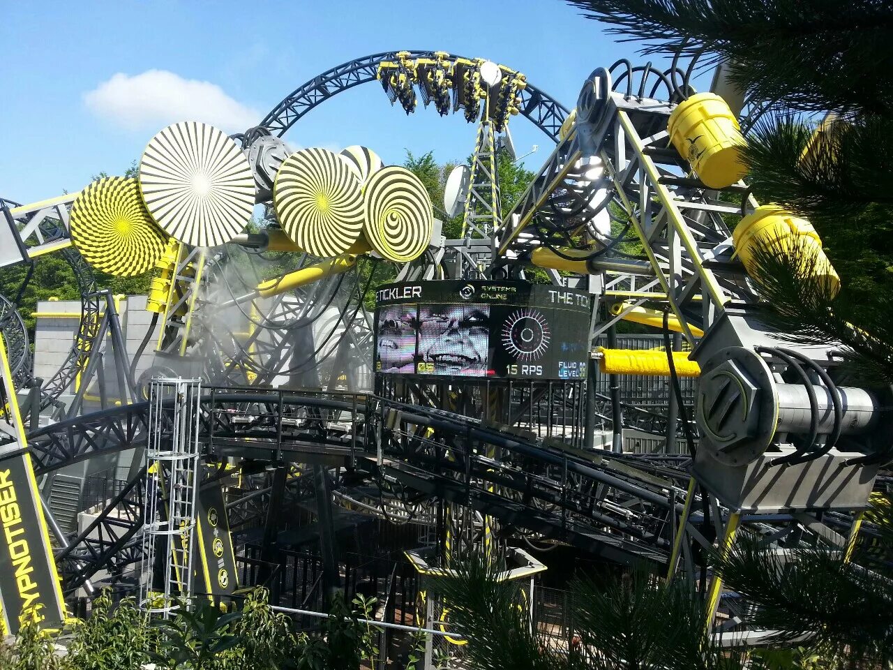 Олтон парк аттракционов. Американские горки Smiler. Alton Towers Великобритания. Алтон Тауэрс аттракцион.