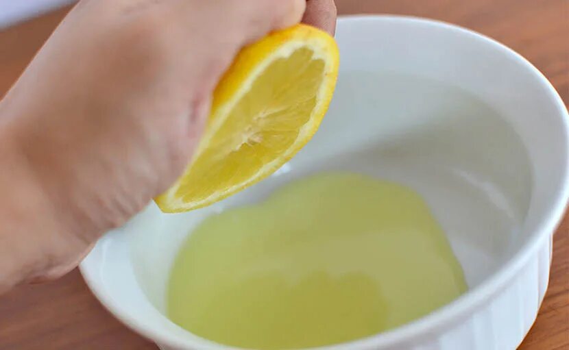 И немного сока лимона. Лимонный сок. Сок из лимона. Выдавить лимон. Отжать сок лимона.