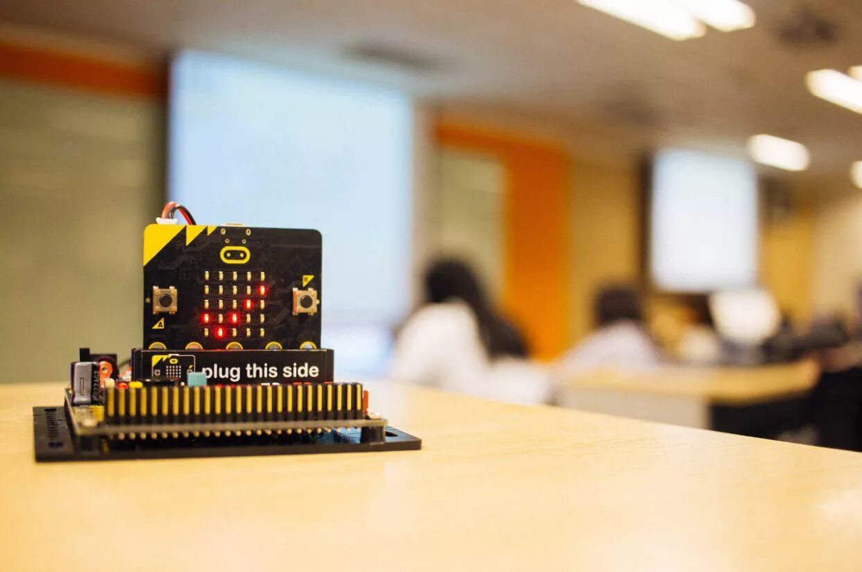 Взять микро. Micro bit проекты. Программирование микроконтроллера bbc Micro:bit. Программирование дронов. Embedded разработка фото\.