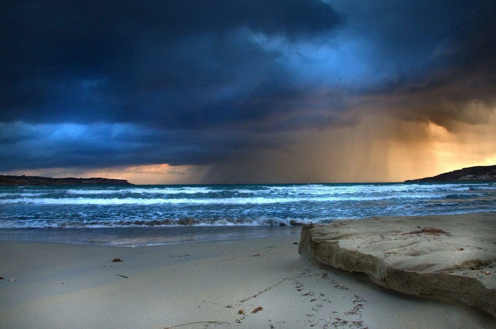 Море пляж дождь. Beach Storm. Rainy Beach. Storm on the Beach.