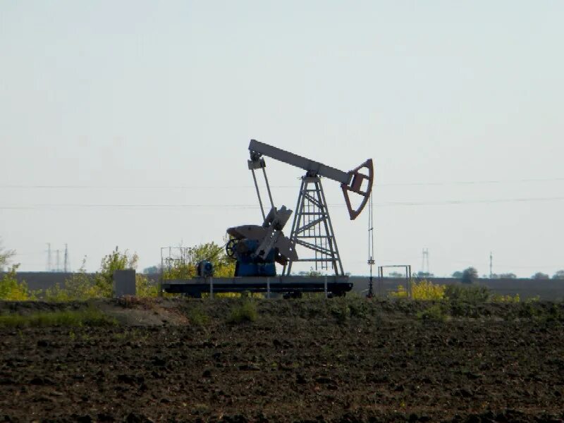 Волгоград нефть. Завод лукойл волгоград. Волгоград месторождение нефти. Нефть волгоградской области. Завод лукойл волгоград.