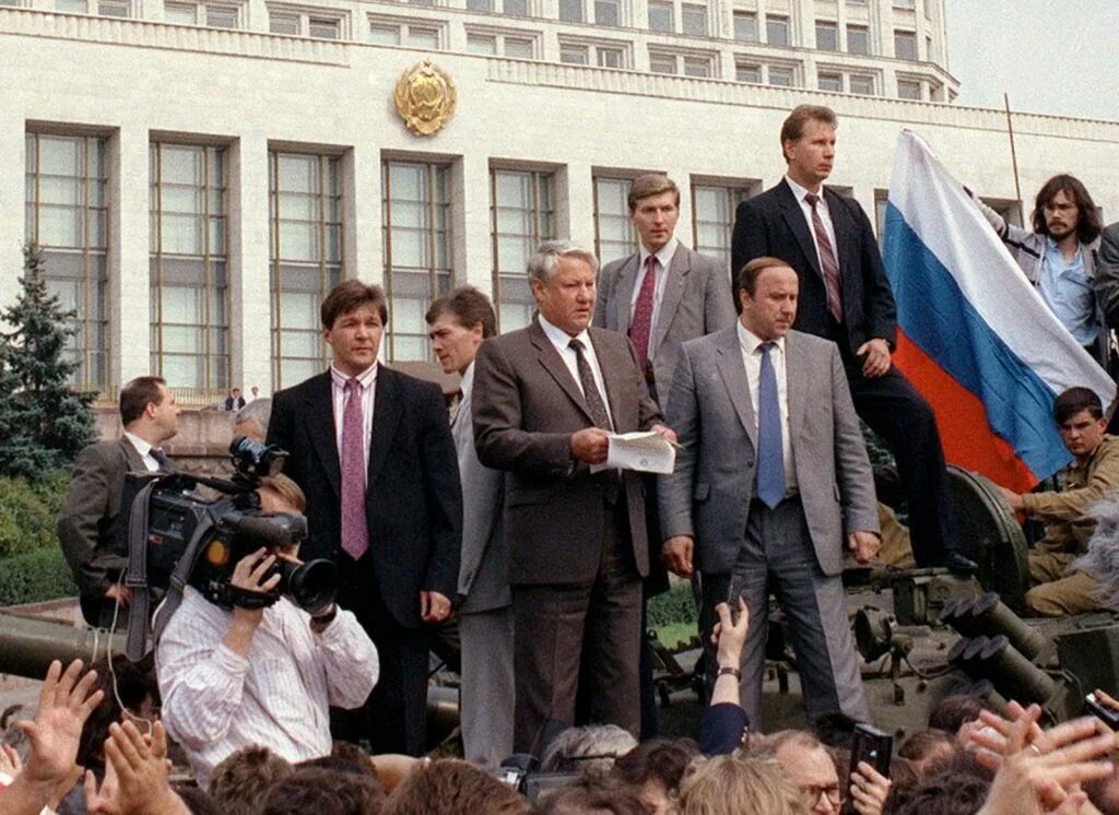 Путч 1991 Ельцин. Августовский путч Ельцин. Ельцин на танке 1991.