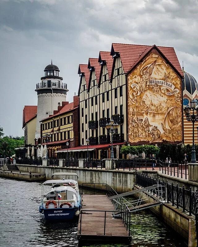 Калининград рыбная дере. Рыбная деревня. Река в калининграде в рыбной деревне. Калининград канта рыбная. Рыбацкая деревня калининград.