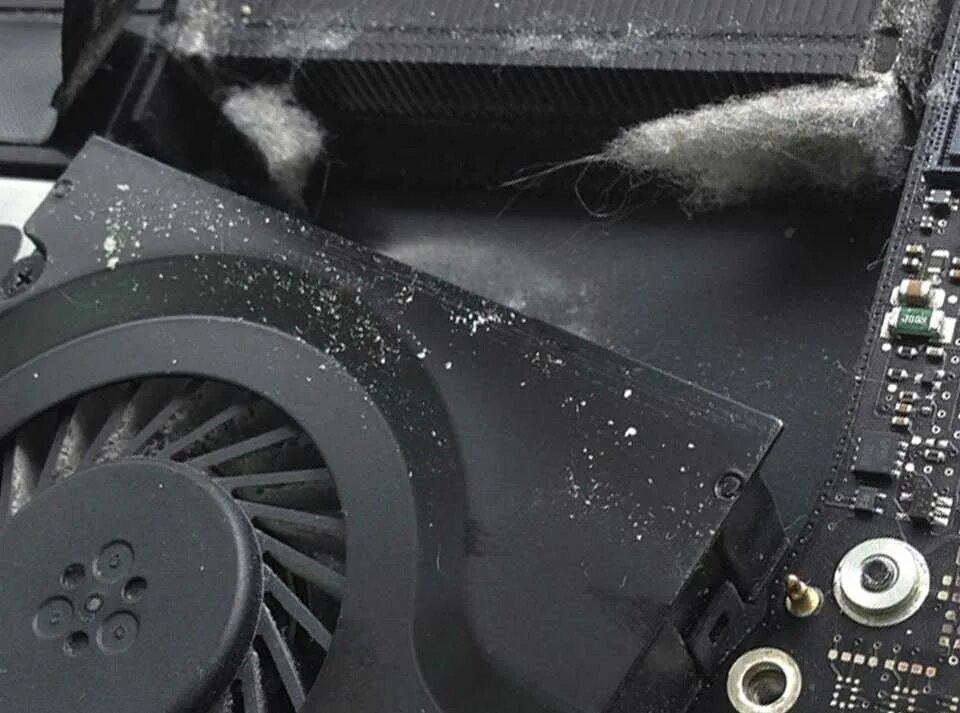 Чистка макбука от пыли. Чистка от пыли macbook. чистка макбук про от пыли. чистка системы охлаждения macbook. пыль макбук.