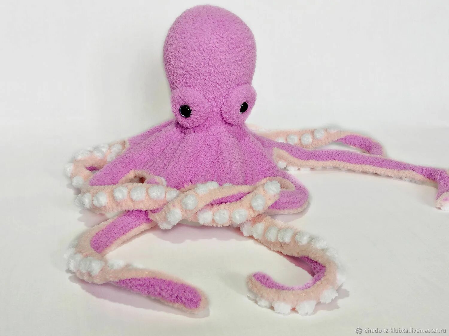 Осьминог крючком из плюшевой пряжи. Вязаный осьминог из плюшевой пряжи. Осьминожка из плюшевой пряжи. Вязаные игрушки морские обитатели. Вязаный осьминог плюшевый.