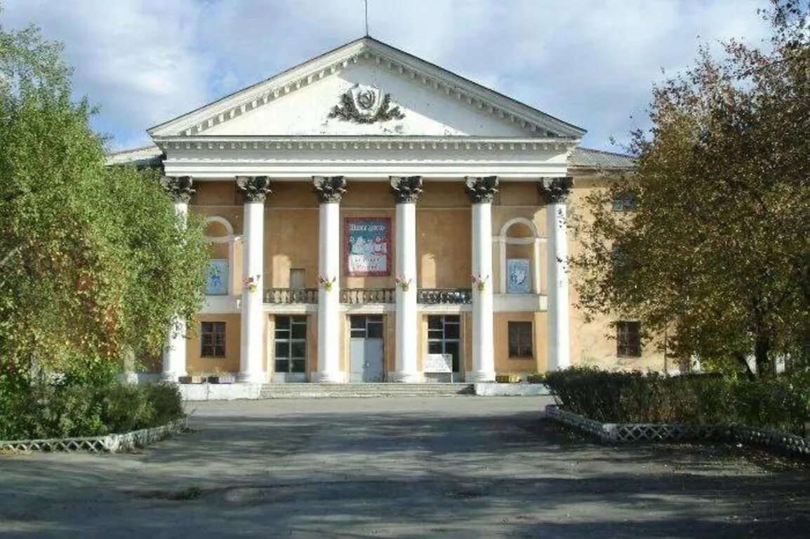 Дворец культуры первоуральск. Стадион горняк учалы. Дк горняк история первоуральск. Дворец динас первоуральск. Дом культуры угольщиков сегодня.
