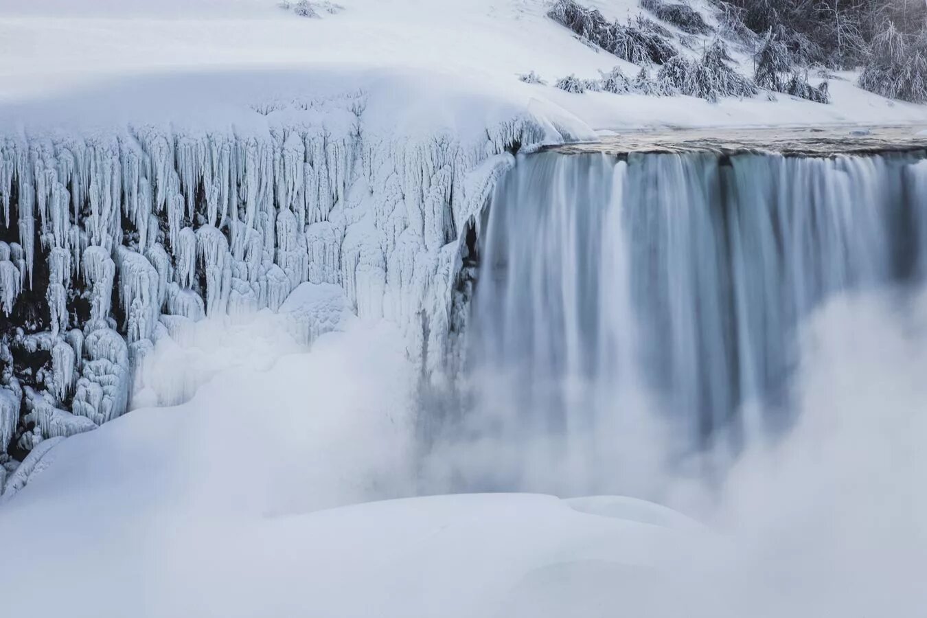 Frozen fall. Ниагарский водопад замерз. Замёрзшие водопады в Саянах. Ниагарский водопад зимой. Замерзший Ниагарский Ниагарский водопад.