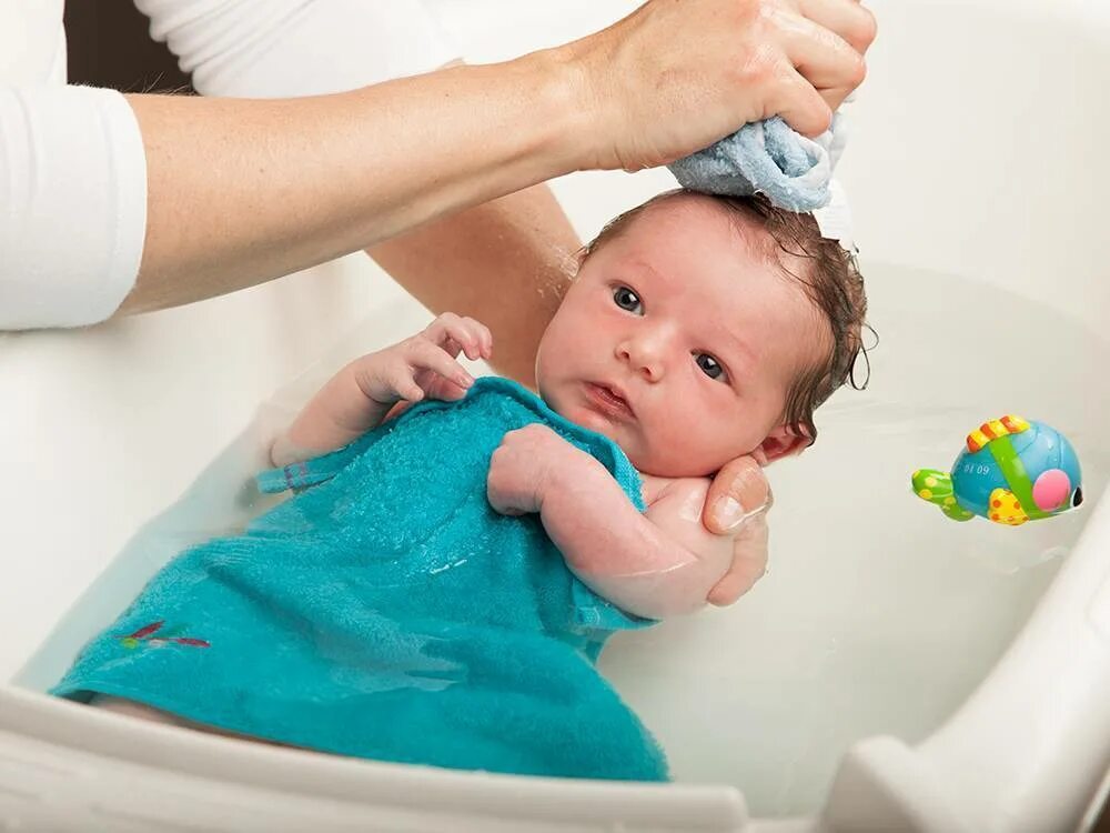 Сколько надо купать. Гигиеническая ванна новорожденного. Купание новорожденного в ванной. Гигиенические ванны для новорожденных. Мытье ребенка.